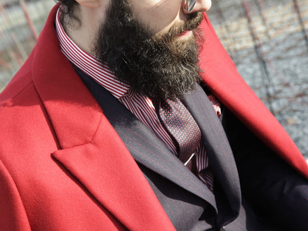 kombinacija crvena kravata i sako